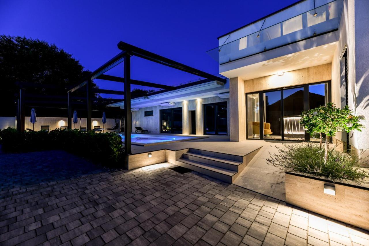 Crowonder Apartments & Rooms Oaza With Heated Swimming Pool And Sauna Turanj Exterior photo